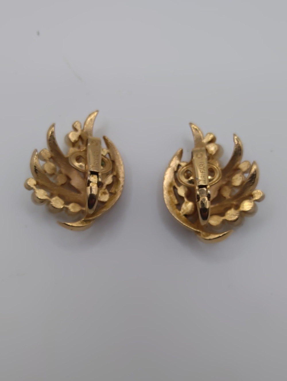 Crown Trifari Gold Tone Leaf With Faux Pearl And Rhinestone Accents Clip On - Picture 4 of 6